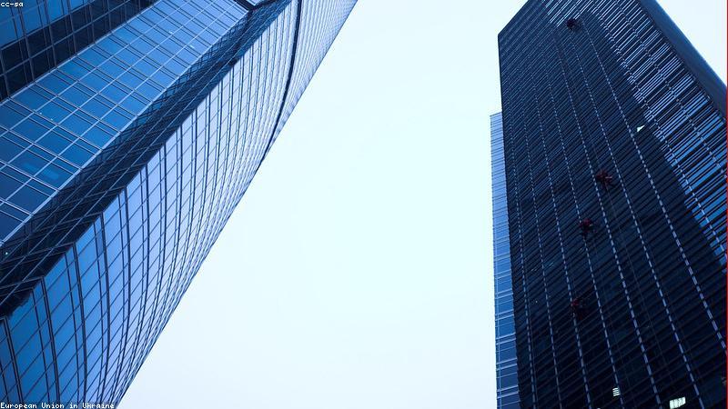 91免费团队正在协作搭建企业网站后台界面